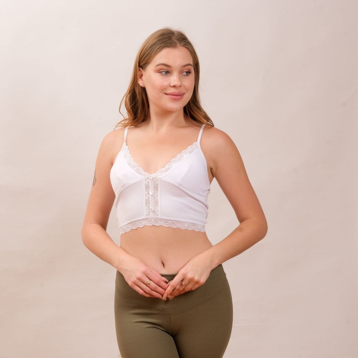 Dikey Dantel Şeritli İnce Askılı Pedli Kadın Crop Defnem 8114 - Beyaz