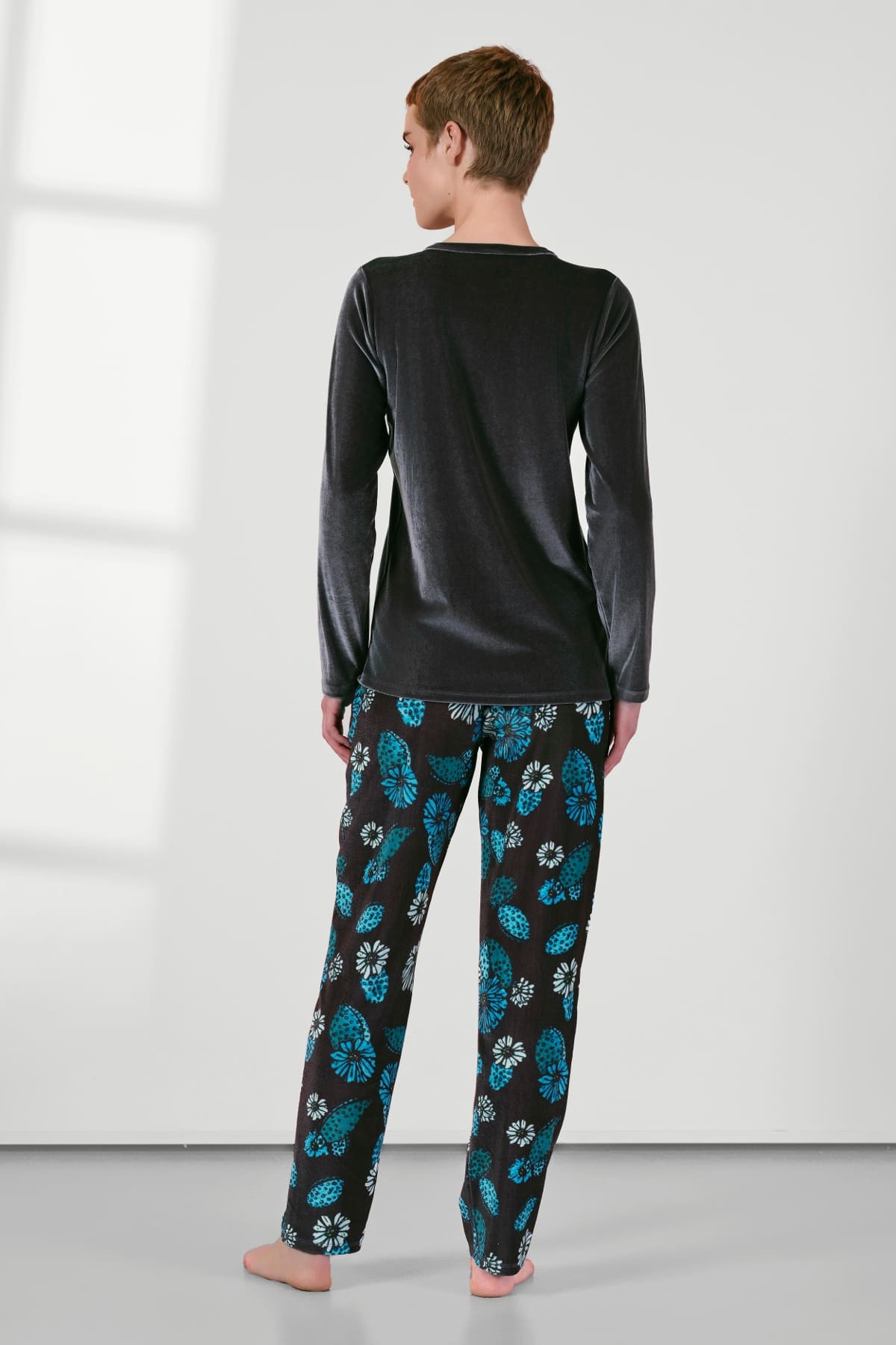Gri Kadife Mavi Çiçek Desenli Kadın Pijama Takımı Doreanse 25K4034 - Gri
