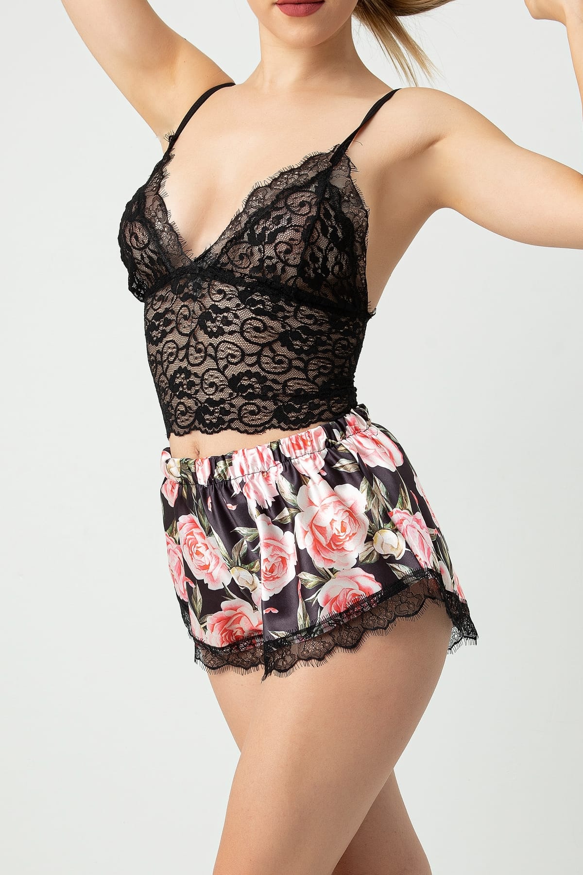 Siyah Dantel Detaylı Büstiyer Şort Takım SHE 2026 - Siyah