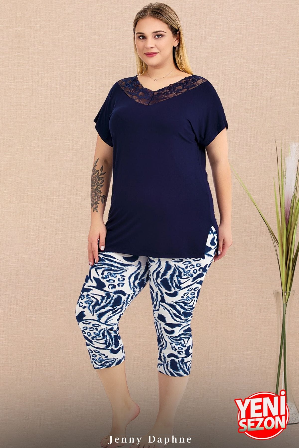 Dantel Yaka Büyük Beden Çiçek Desenli Kısa Kollu Kapri Pijama Takımı Lady 10734 - Lacivert