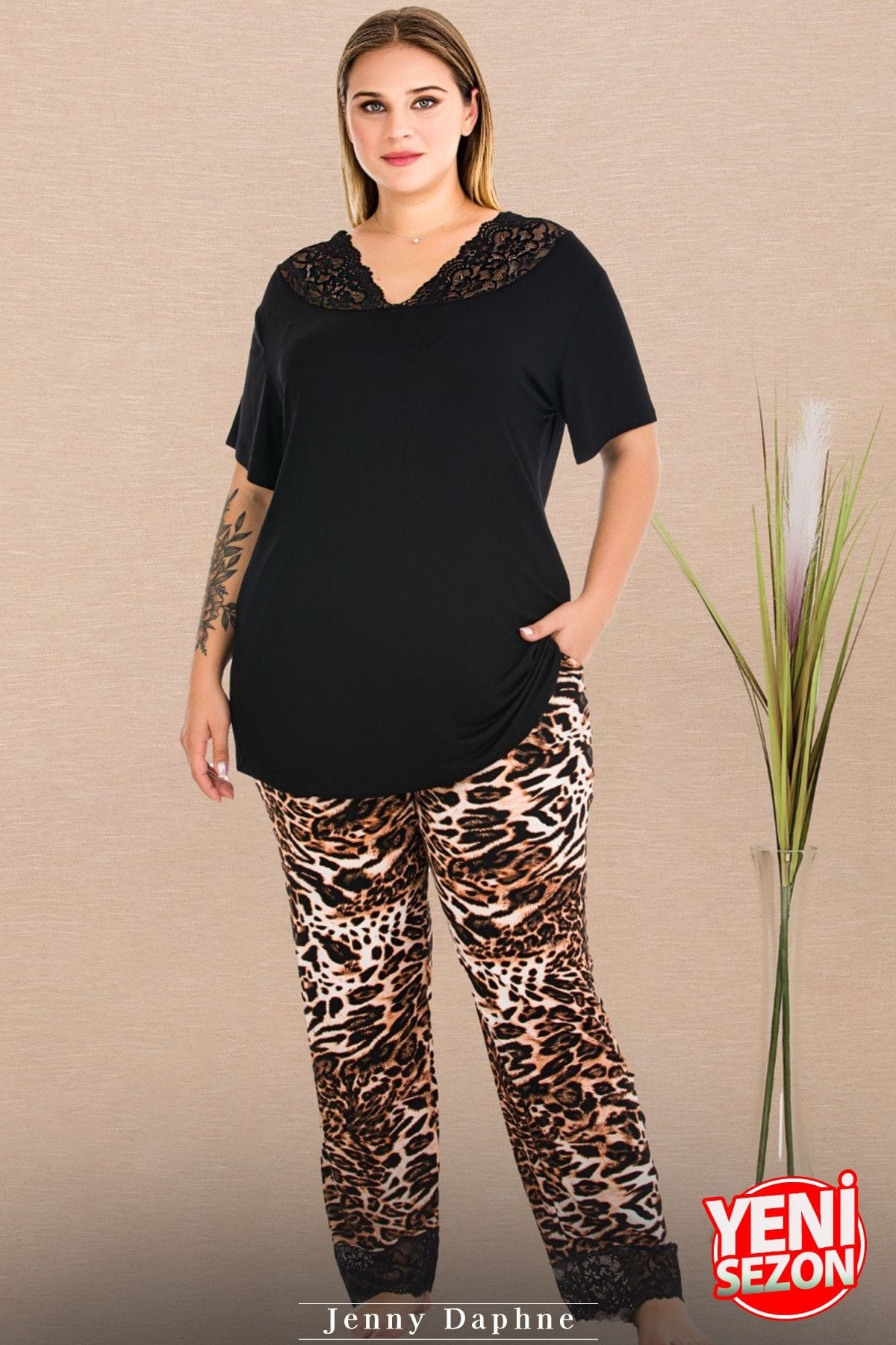 Leopar Desenli Dantel Yaka Büyük Beden V Yaka Kısa Kollu Pijama Takımı Lady 11006 - Siyah