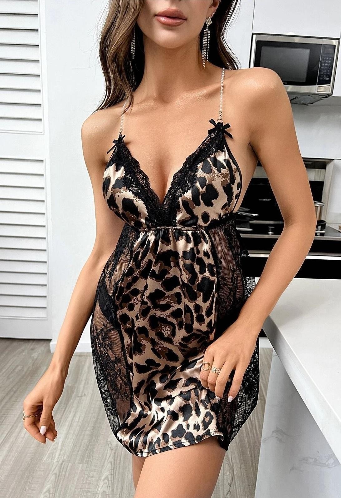 Leopar Desenli Dantel Detaylı Saten Mini Gecelik Ruselin 2223 - Siyah