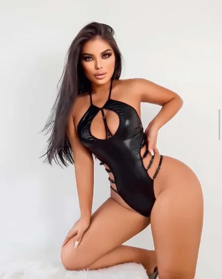 Lily Bianca Siyah Parlak Dekolteli Body Dantel Detayları Lily Bianca 174