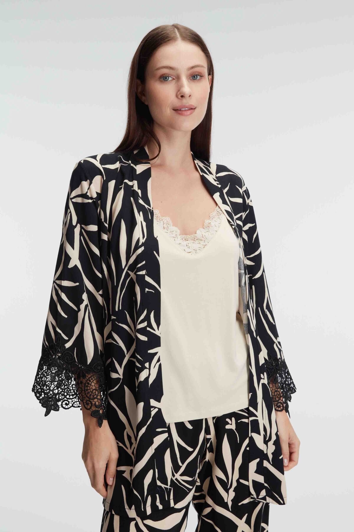 İp Askılı V Yaka Kadın Viskon Tropikal Yazlık Örme Dantel Detaylı Pijama Takımı Sabahlık Anıl 5823 - Siyah