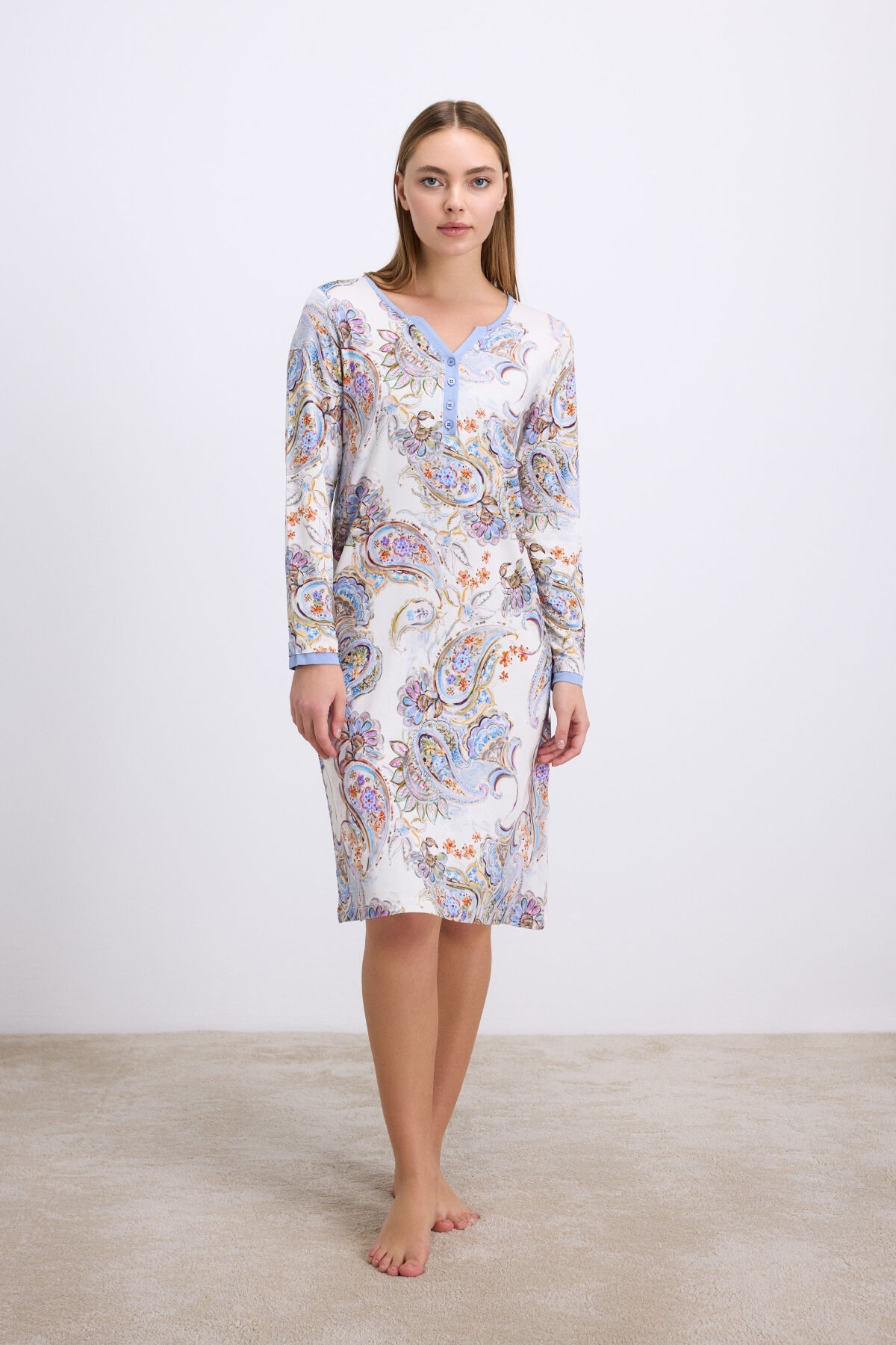 Kadın Desenli Uzun Kollu Viskon Gecelik – Düğme Detaylı, Yumuşak ve Nefes Alabilen Kumaş Anıl 11570 - Çivit