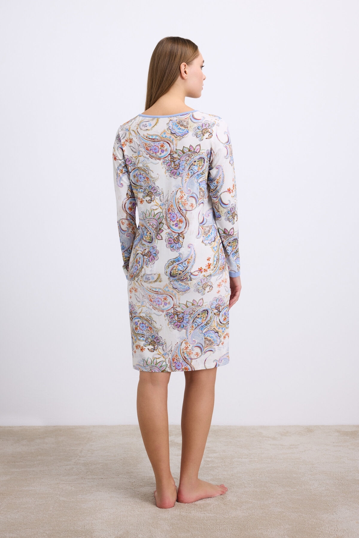 Kadın Desenli Uzun Kollu Viskon Gecelik – Düğme Detaylı, Yumuşak ve Nefes Alabilen Kumaş Anıl 11570 - Çivit