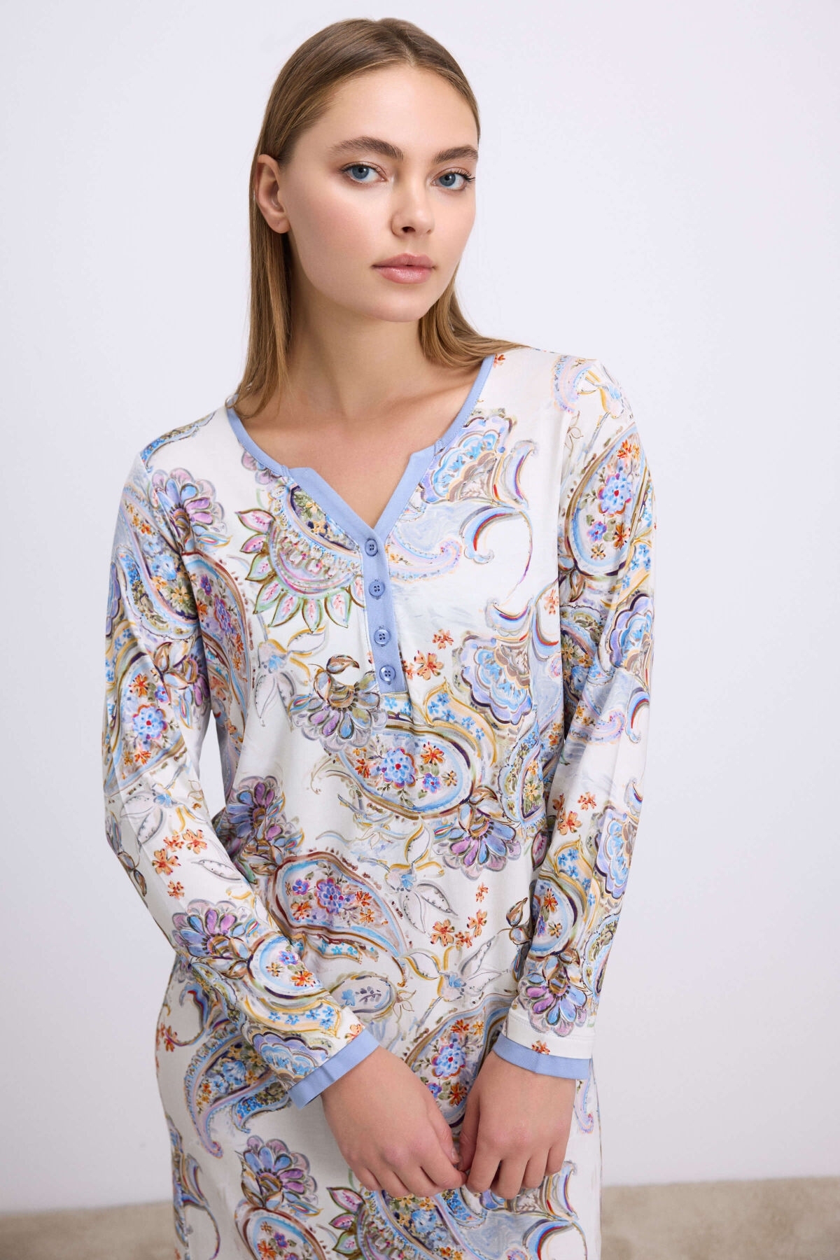 Kadın Desenli Uzun Kollu Viskon Gecelik – Düğme Detaylı, Yumuşak ve Nefes Alabilen Kumaş Anıl 11570 - Çivit