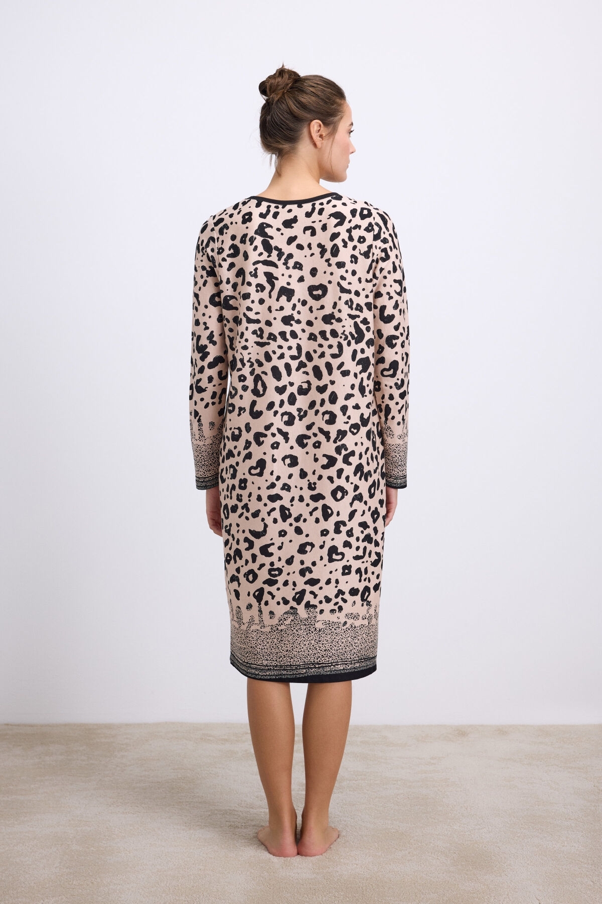 Kadın Uzun Kollu Leopar Desenli ve Doğal Dokulu Gecelik Anıl 11539 - Siyah