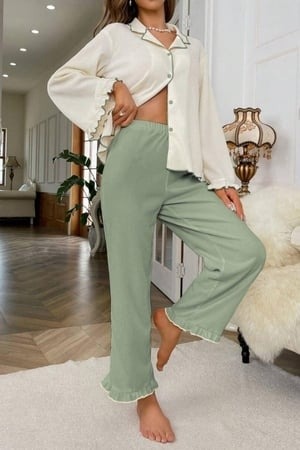 Yeşil Uzun Kollu V Yaka Fırfır Detaylı Pijama Takımı Bella Notte 77007 - Bej