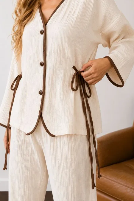 Ekru Kahve Biyeli Müslin Bağlama Detaylı Uzun Kollu Pijama Takımı Bella Notte 61131 - Bej