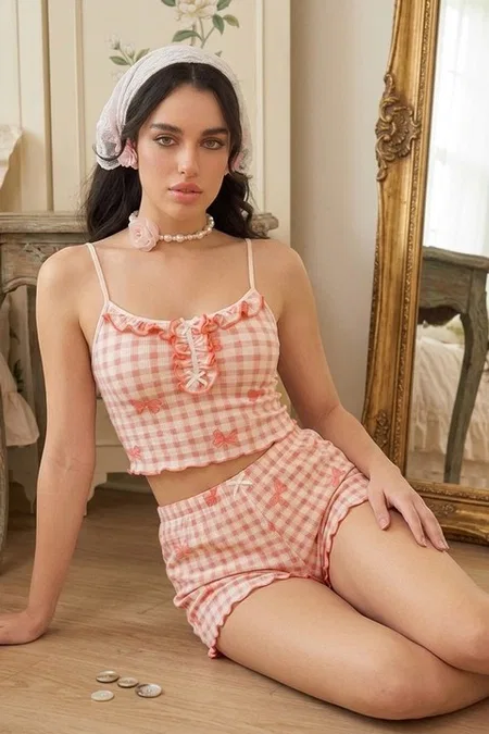 Kadın Pembe Ekose Gül Desenli Askılı Crop Atlet ve Fırfırlı Şort Pijama Takımı Bella Notte 7669 - Pembe