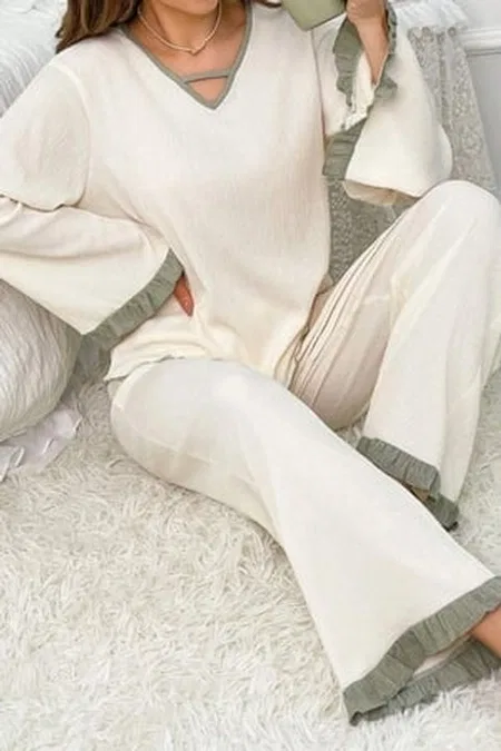 V Yaka Yeşil Fırfır Detaylı İspanyol Paça Pijama Takımı Bella Notte 77170 - Bej