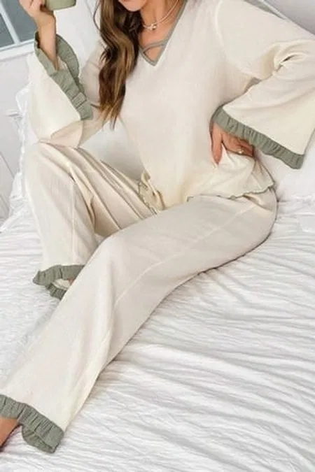 V Yaka Yeşil Fırfır Detaylı İspanyol Paça Pijama Takımı Bella Notte 77170 - Bej